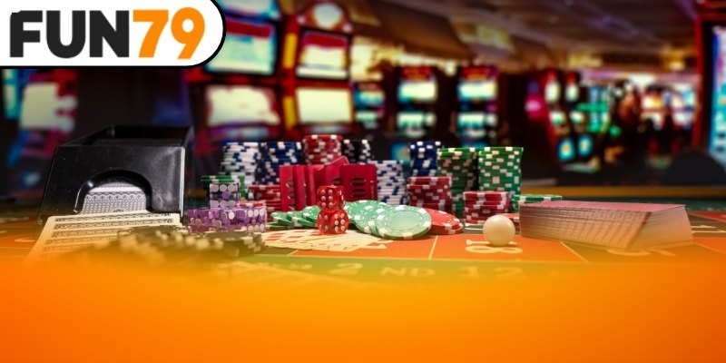 Bàn baccarat trực tiếp tại casino Fun79 hiển thị dealer chia bài